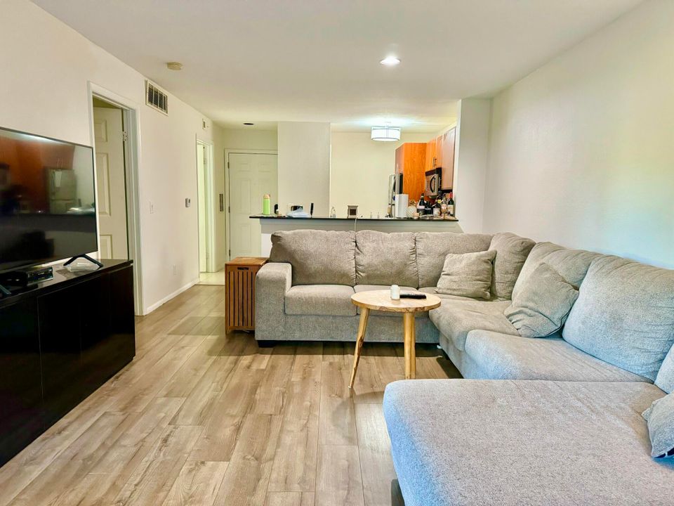 For Rent: $1,875 (1 beds, 1 baths, 672 Square Feet)