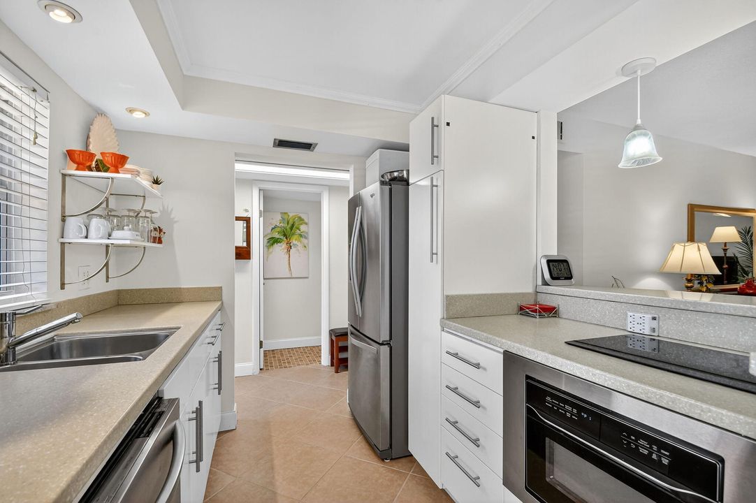 For Sale: $143,900 (1 beds, 1 baths, 672 Square Feet)