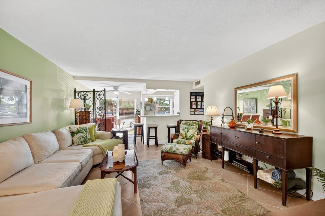 For Sale: $143,900 (1 beds, 1 baths, 672 Square Feet)