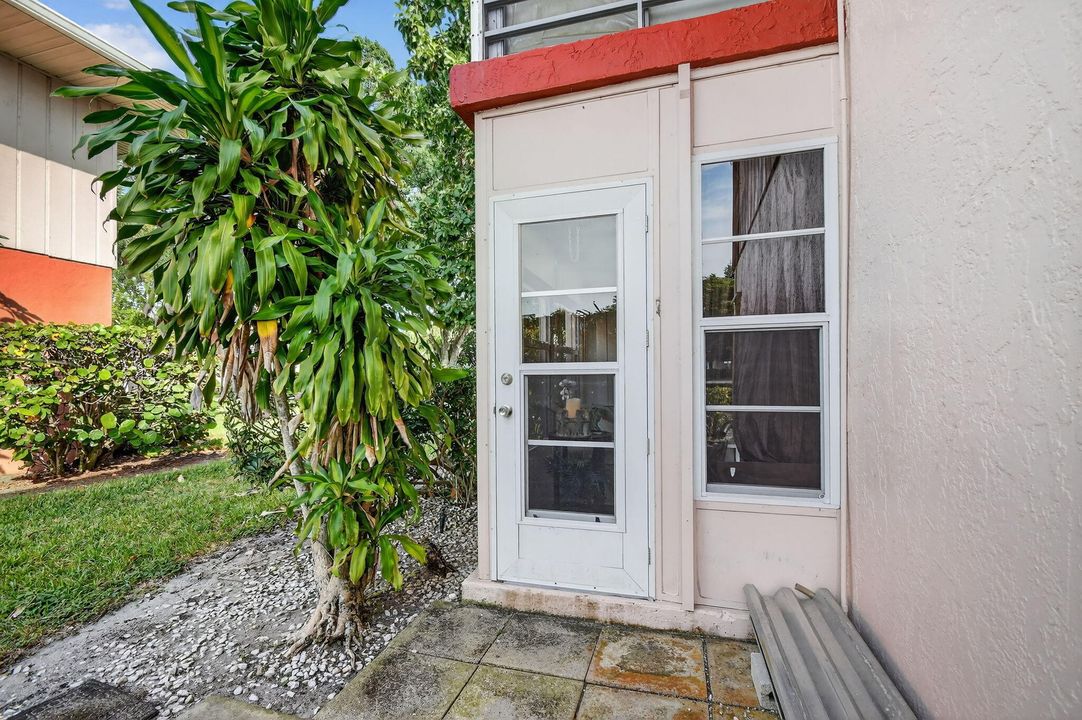 For Sale: $143,900 (1 beds, 1 baths, 672 Square Feet)