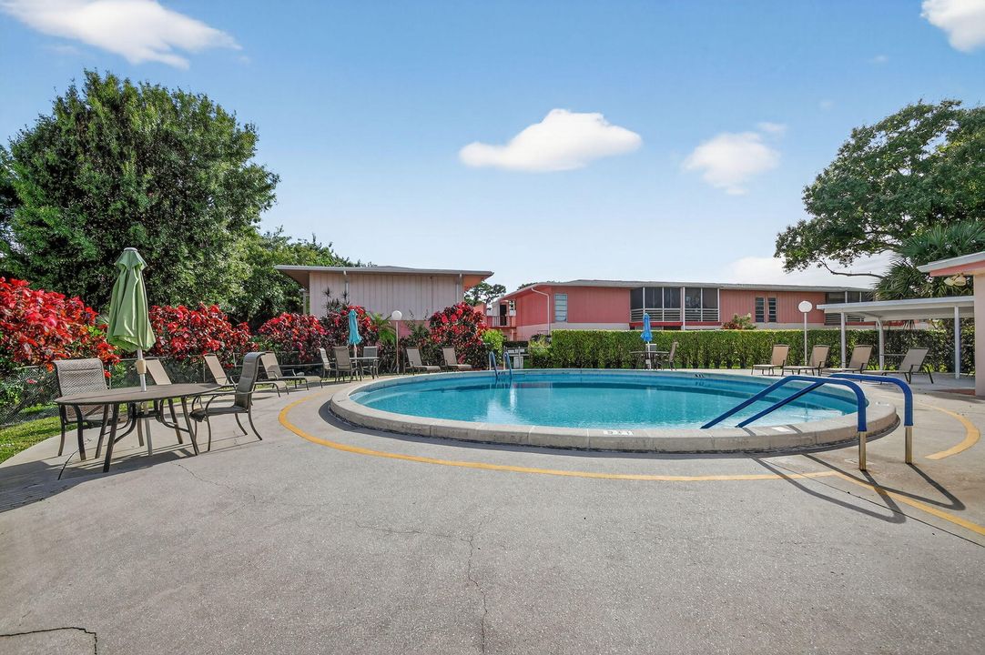 For Sale: $143,900 (1 beds, 1 baths, 672 Square Feet)