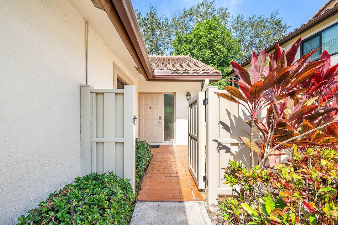 Active With Contract: $325,000 (2 beds, 2 baths, 1550 Square Feet)