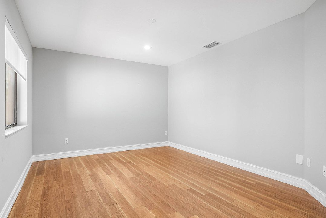 Active With Contract: $325,000 (2 beds, 2 baths, 1550 Square Feet)