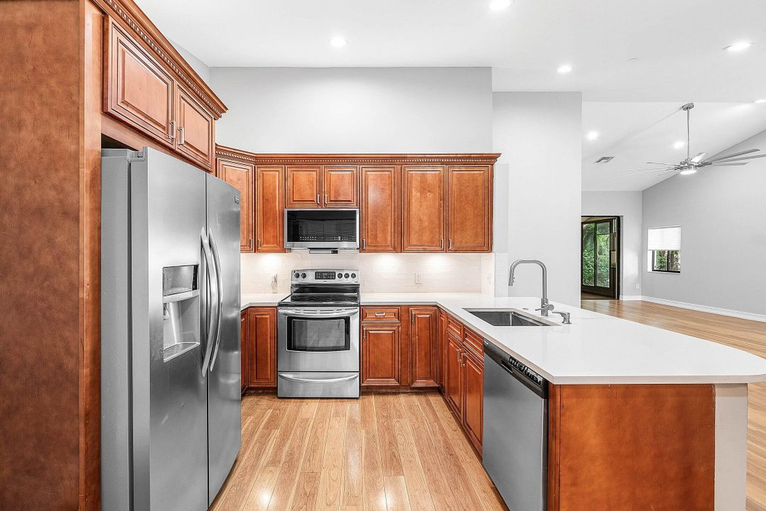 Active With Contract: $325,000 (2 beds, 2 baths, 1550 Square Feet)