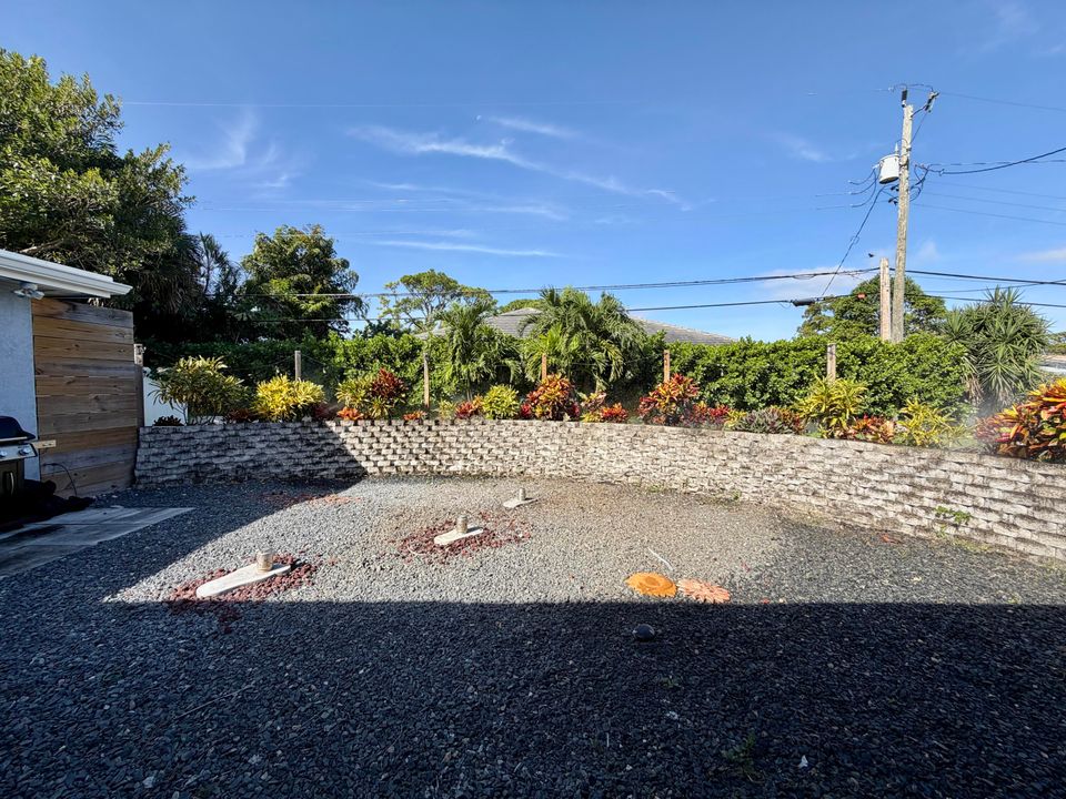 For Rent: $3,200 (3 beds, 2 baths, 1218 Square Feet)