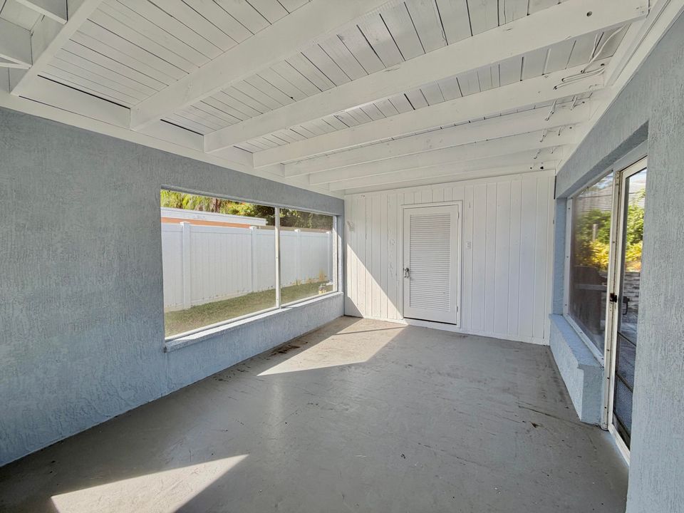 For Rent: $3,200 (3 beds, 2 baths, 1218 Square Feet)