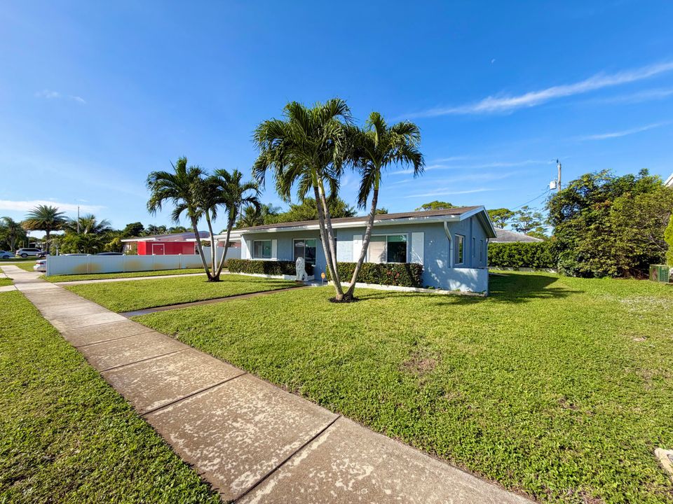 For Rent: $3,200 (3 beds, 2 baths, 1218 Square Feet)