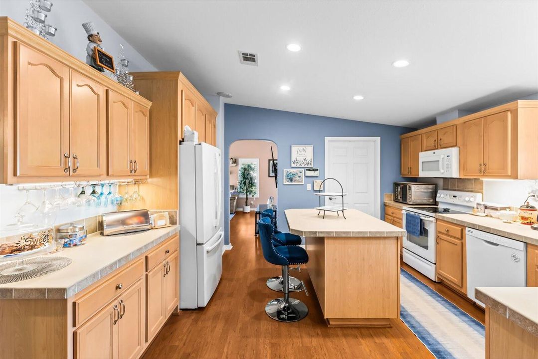 На продажу: $249,000 (3 спален, 2 ванн, 1805 Квадратных фут)