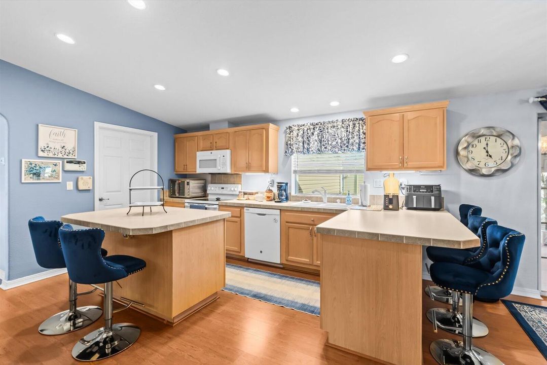 На продажу: $249,000 (3 спален, 2 ванн, 1805 Квадратных фут)