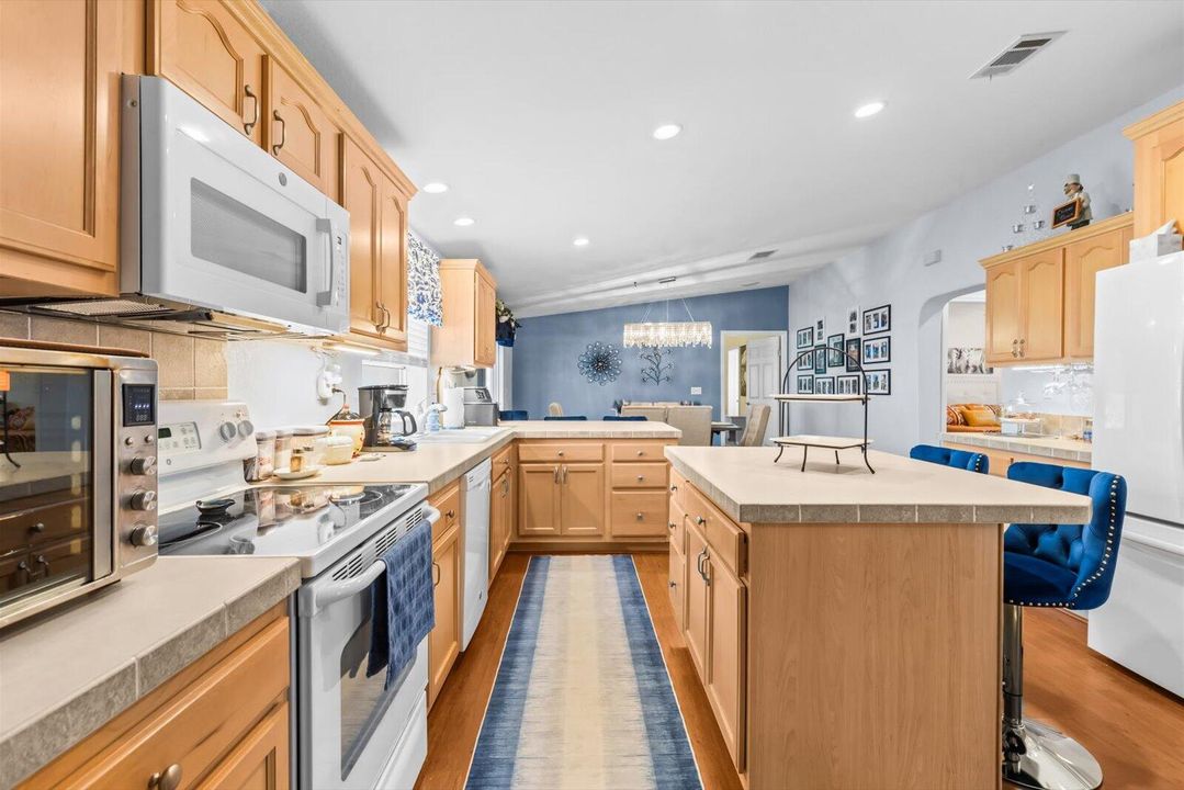 На продажу: $249,000 (3 спален, 2 ванн, 1805 Квадратных фут)