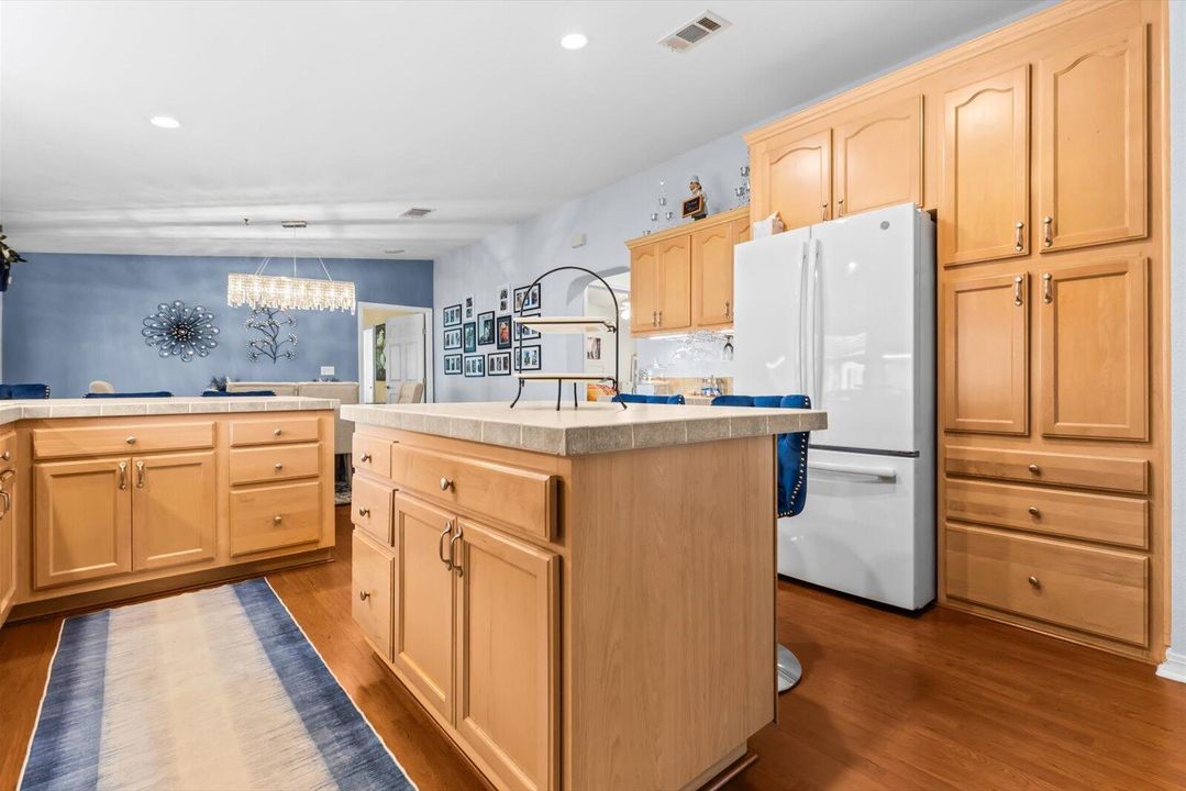 На продажу: $249,000 (3 спален, 2 ванн, 1805 Квадратных фут)