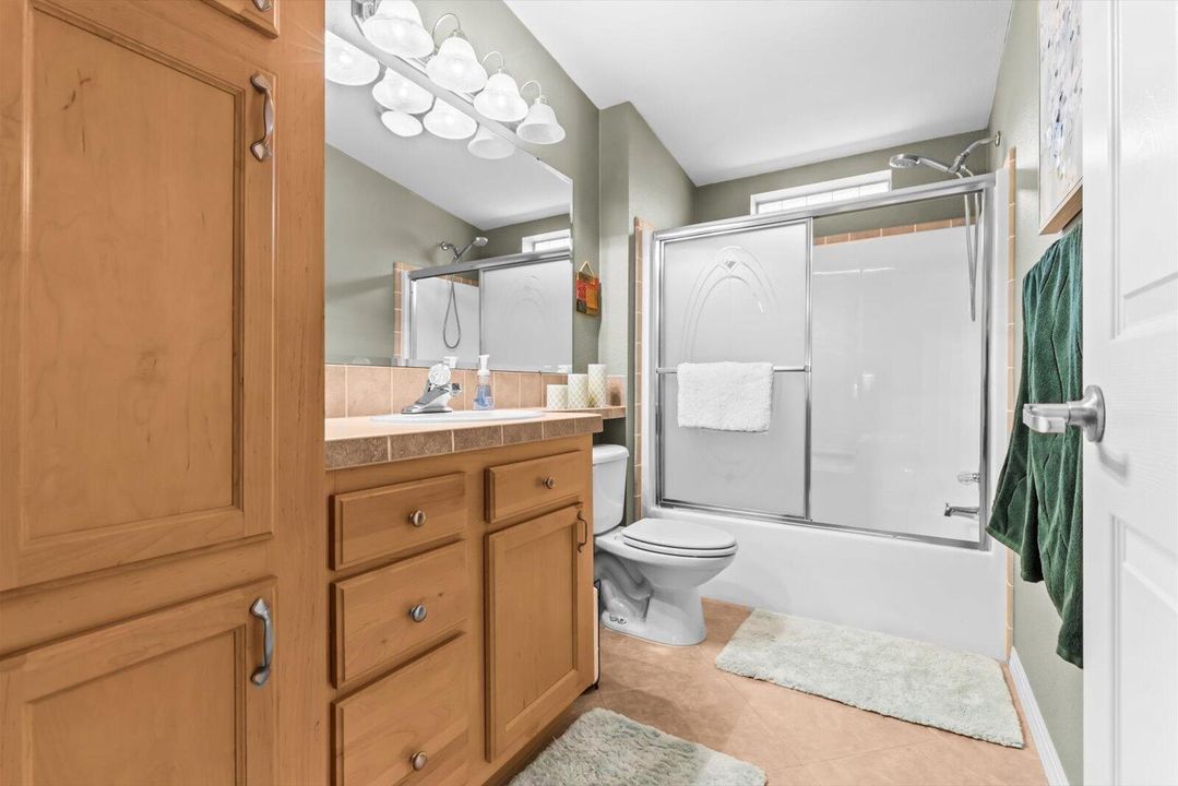 На продажу: $249,000 (3 спален, 2 ванн, 1805 Квадратных фут)