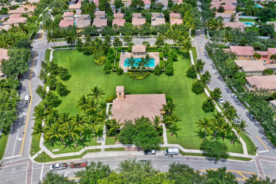 合同活跃: $599,888 (3 贝兹, 3 浴室, 1830 平方英尺)