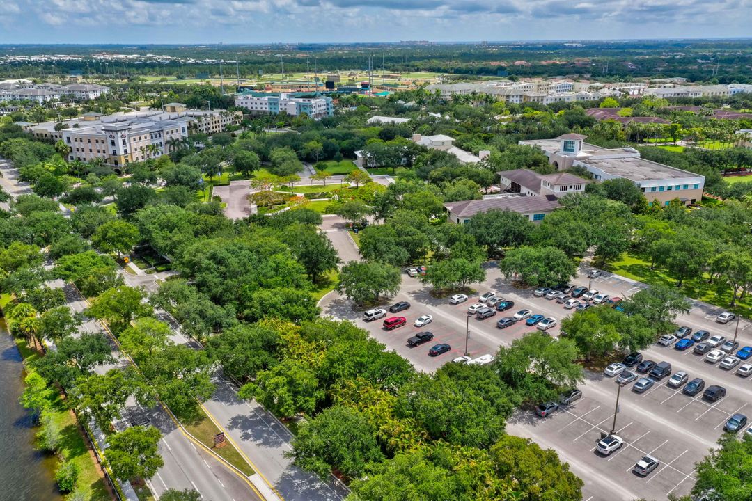 合同活跃: $599,888 (3 贝兹, 3 浴室, 1830 平方英尺)