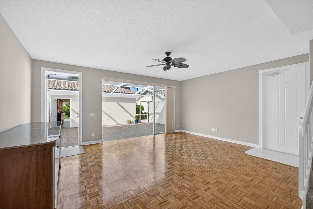 合同活跃: $599,888 (3 贝兹, 3 浴室, 1830 平方英尺)