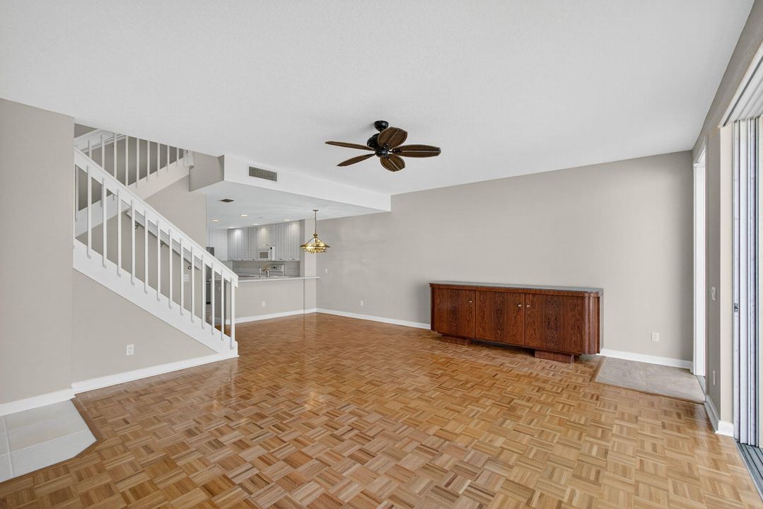 合同活跃: $599,888 (3 贝兹, 3 浴室, 1830 平方英尺)