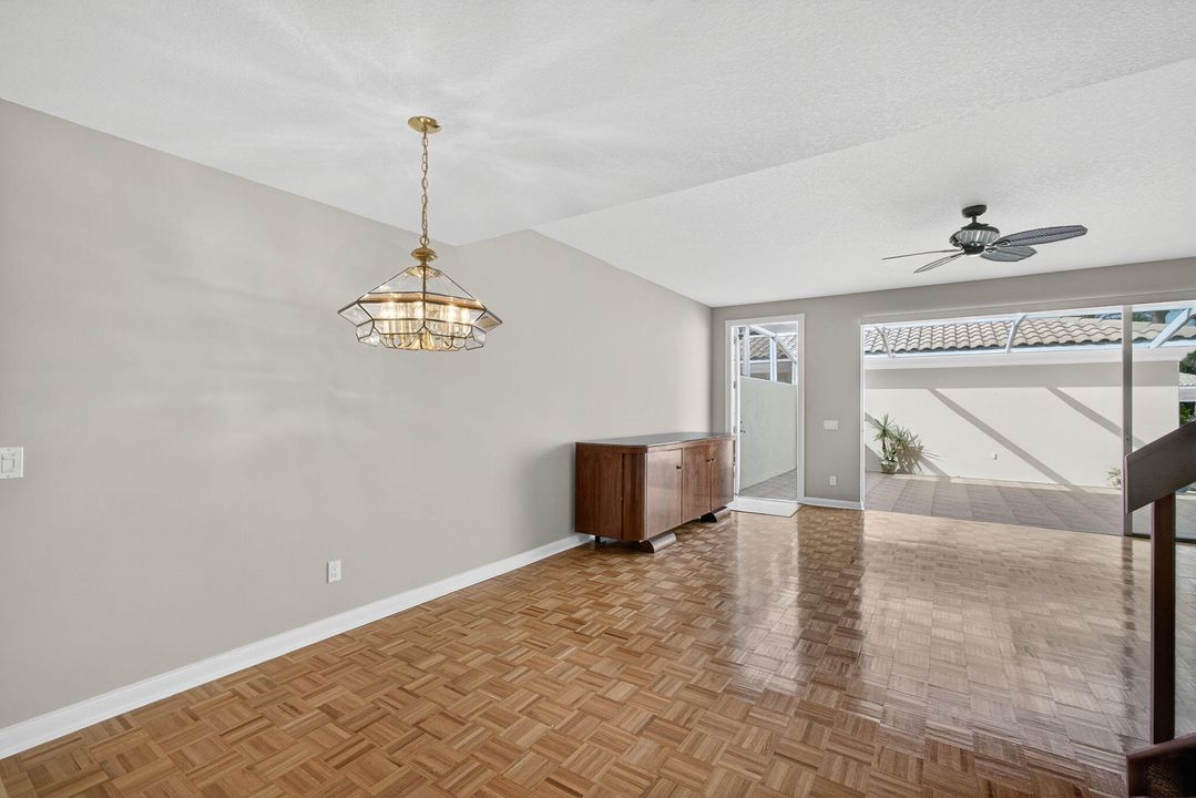 合同活跃: $599,888 (3 贝兹, 3 浴室, 1830 平方英尺)