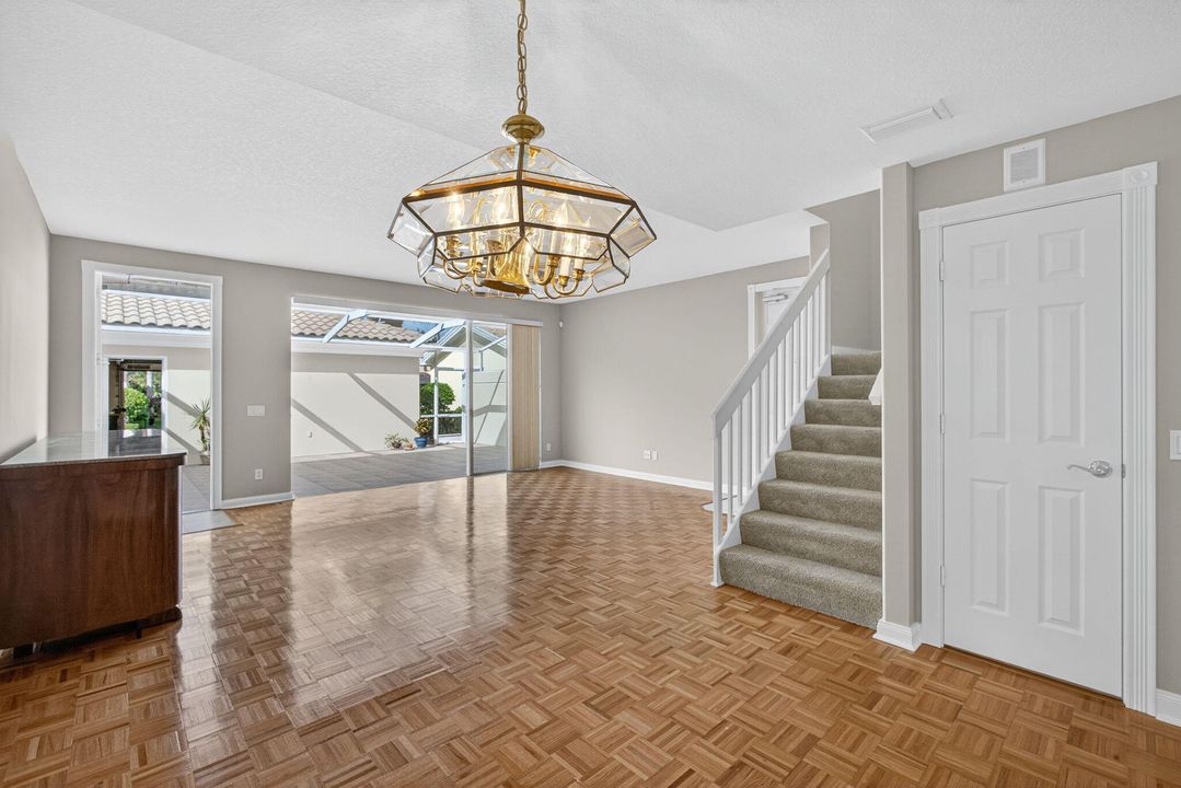 合同活跃: $599,888 (3 贝兹, 3 浴室, 1830 平方英尺)