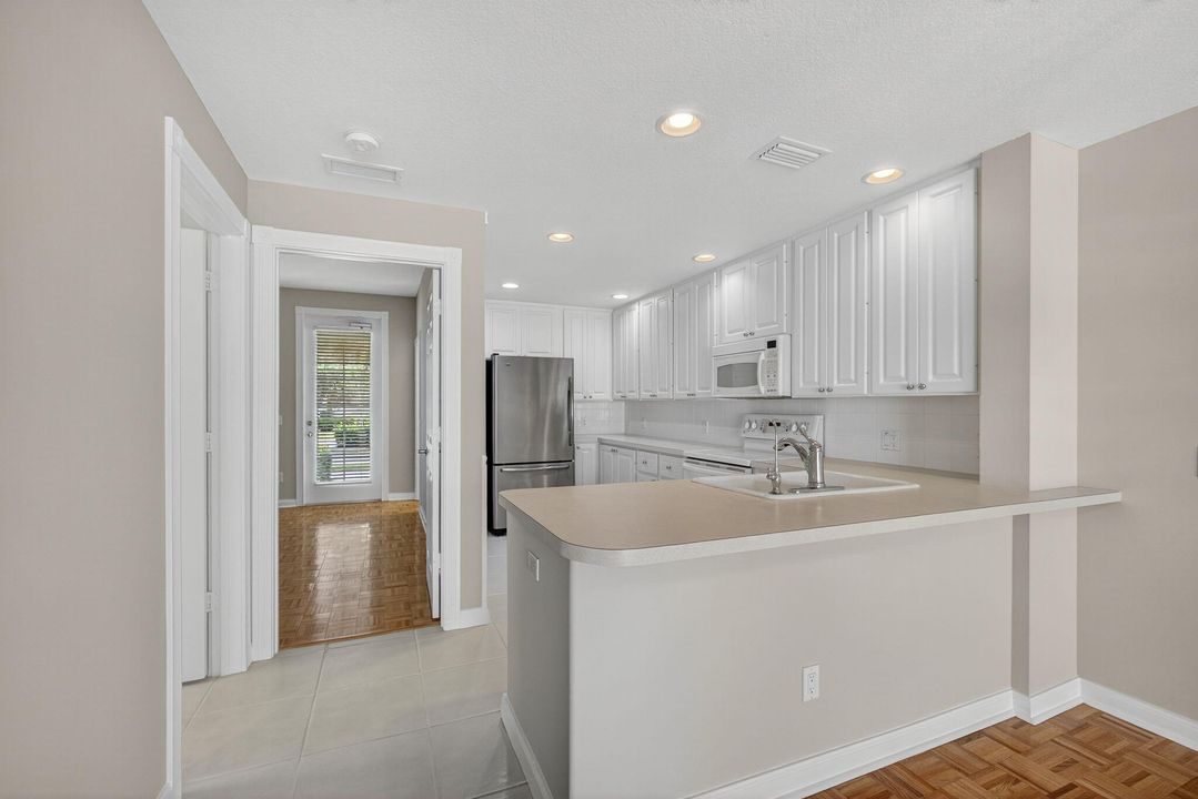 合同活跃: $599,888 (3 贝兹, 3 浴室, 1830 平方英尺)