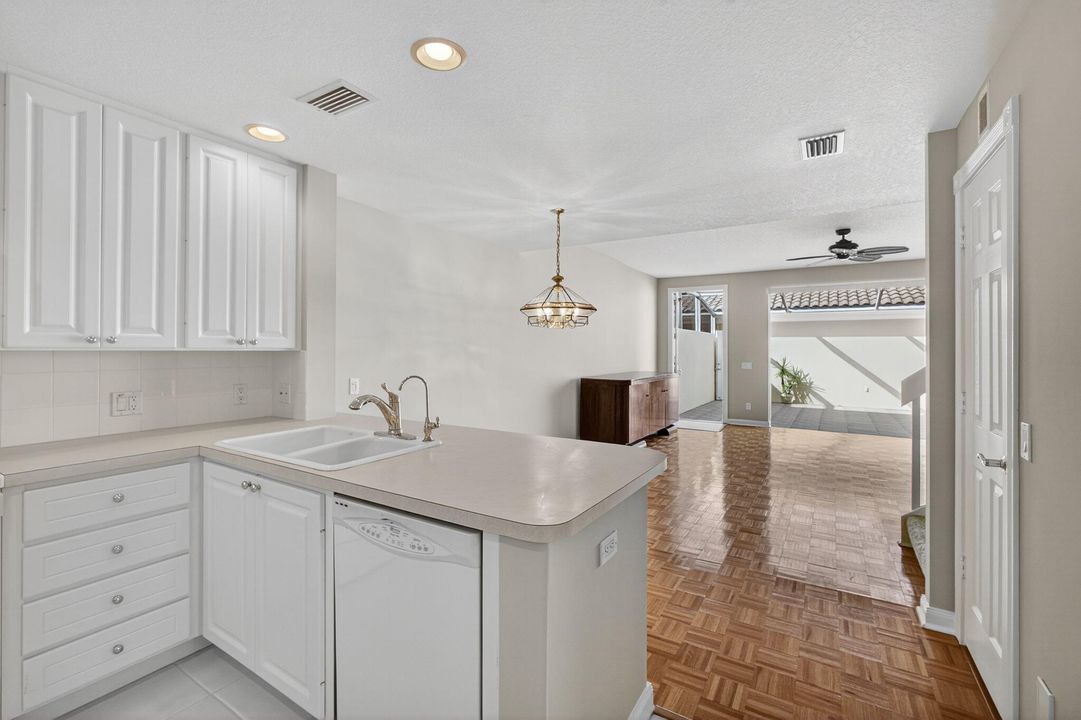 合同活跃: $599,888 (3 贝兹, 3 浴室, 1830 平方英尺)