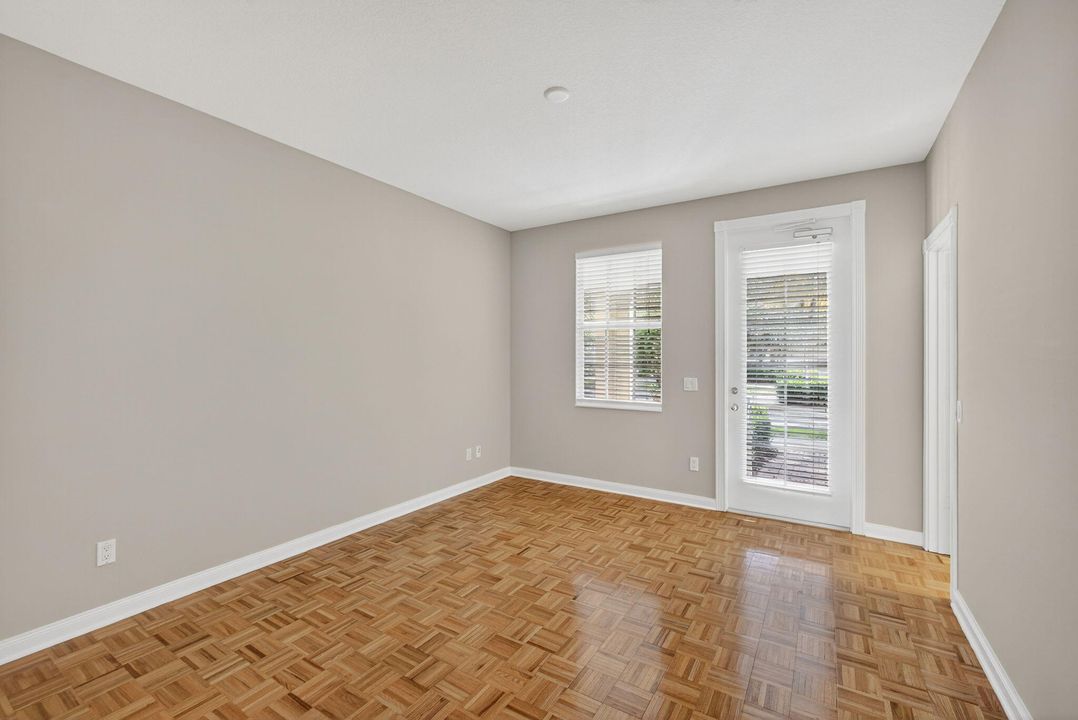 合同活跃: $599,888 (3 贝兹, 3 浴室, 1830 平方英尺)