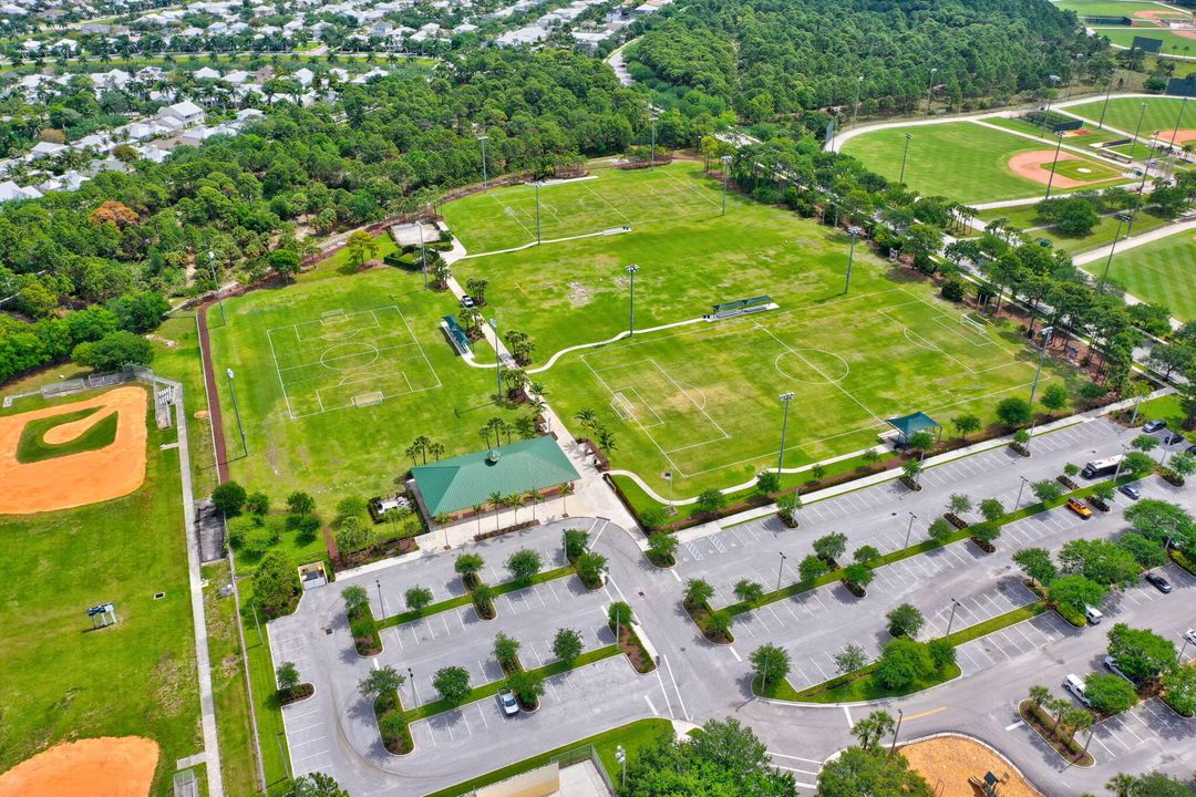 合同活跃: $599,888 (3 贝兹, 3 浴室, 1830 平方英尺)