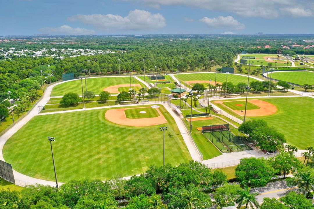 合同活跃: $599,888 (3 贝兹, 3 浴室, 1830 平方英尺)