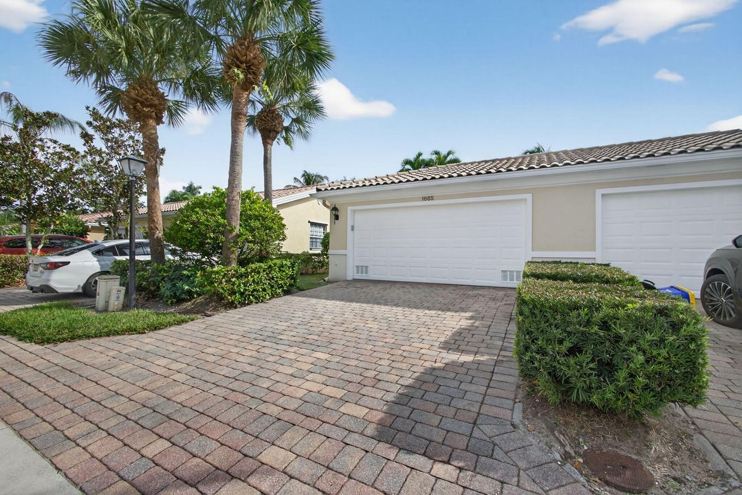 合同活跃: $599,888 (3 贝兹, 3 浴室, 1830 平方英尺)