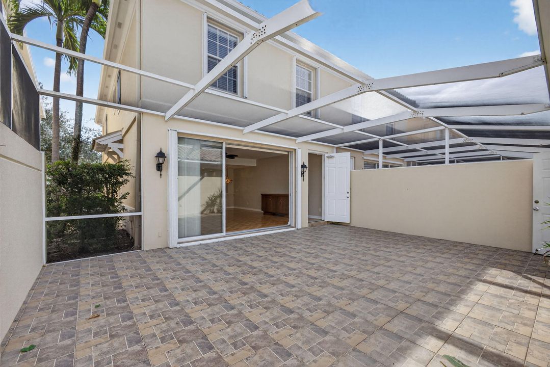 合同活跃: $599,888 (3 贝兹, 3 浴室, 1830 平方英尺)