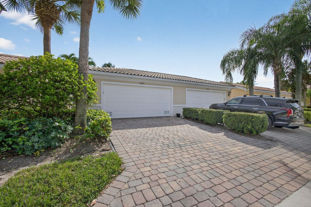 合同活跃: $599,888 (3 贝兹, 3 浴室, 1830 平方英尺)