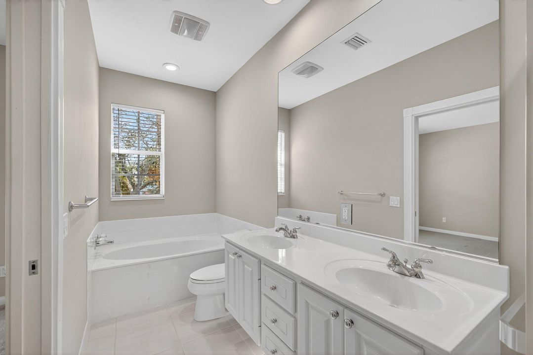 合同活跃: $599,888 (3 贝兹, 3 浴室, 1830 平方英尺)