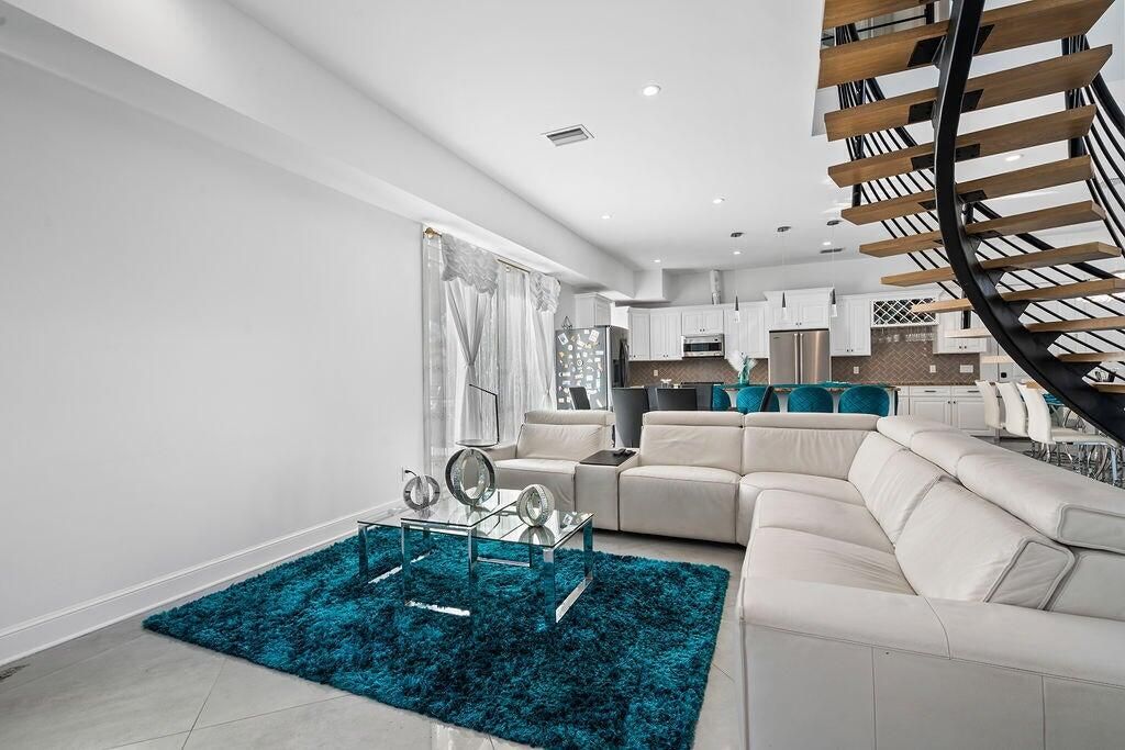 For Sale: $2,399,000 (5 beds, 4 baths, 2916 Square Feet)