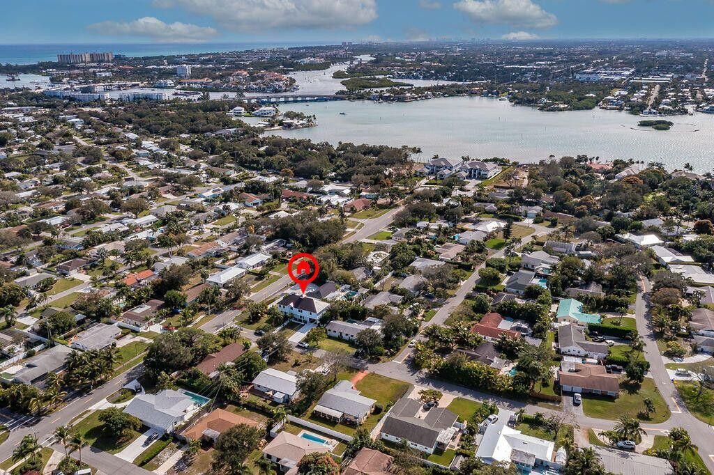 For Sale: $2,399,000 (5 beds, 4 baths, 2916 Square Feet)