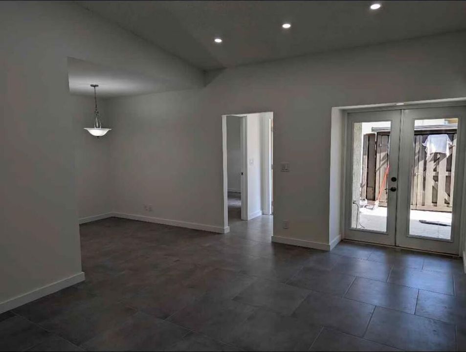 出租: $2,200 (2 贝兹, 2 浴室, 951 平方英尺)