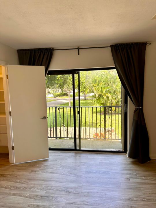 合同活跃: $2,500 (2 贝兹, 2 浴室, 1235 平方英尺)