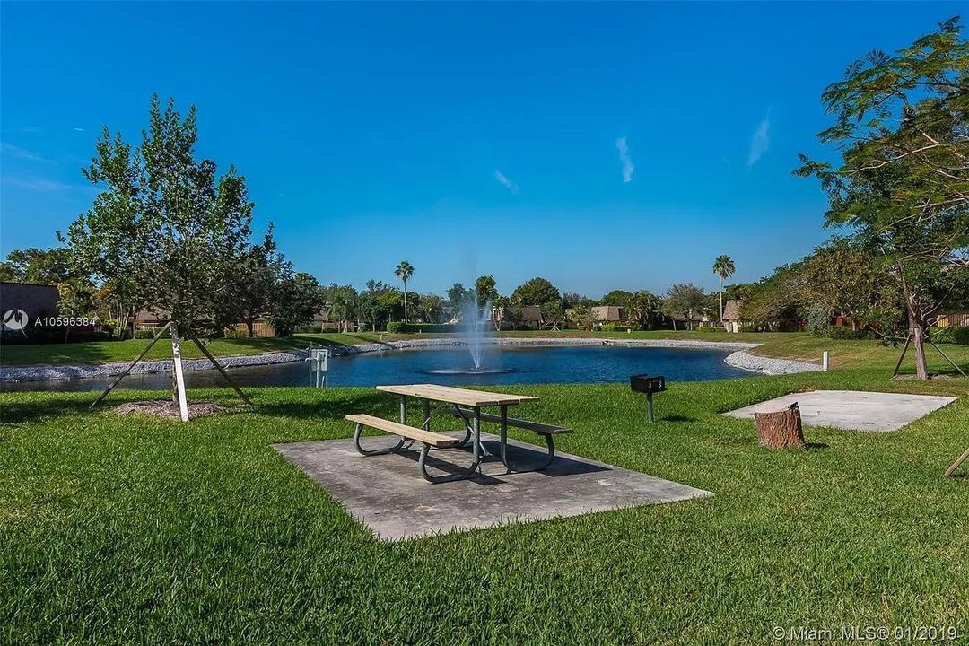 合同活跃: $2,500 (2 贝兹, 2 浴室, 1235 平方英尺)