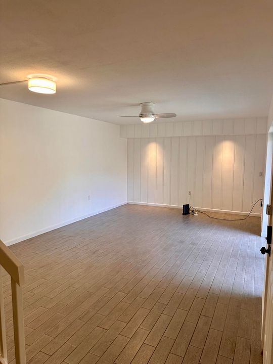 合同活跃: $2,500 (2 贝兹, 2 浴室, 1235 平方英尺)