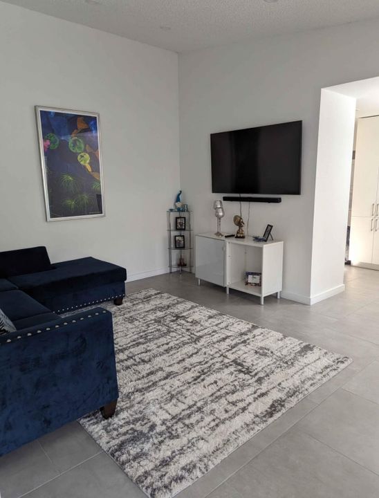 出租: $2,200 (2 贝兹, 2 浴室, 951 平方英尺)