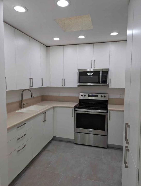 出租: $2,200 (2 贝兹, 2 浴室, 951 平方英尺)