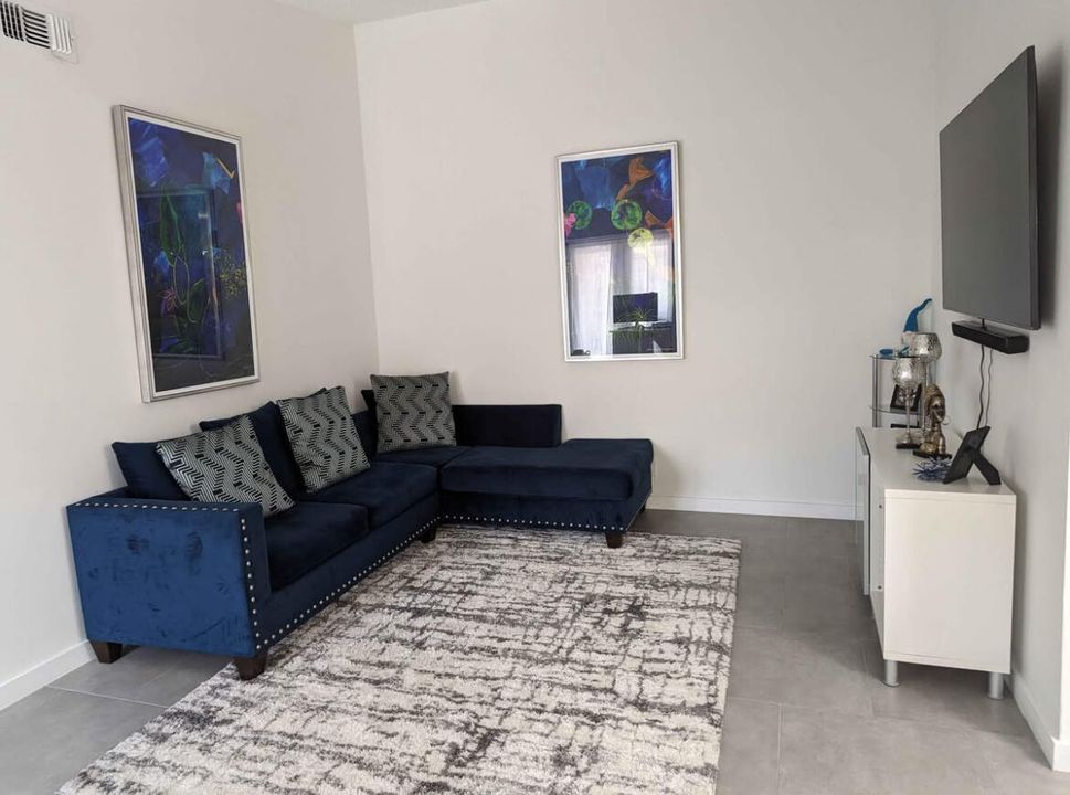 出租: $2,200 (2 贝兹, 2 浴室, 951 平方英尺)