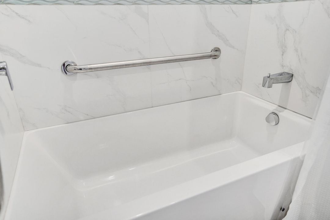 合同活跃: $319,900 (2 贝兹, 2 浴室, 1466 平方英尺)