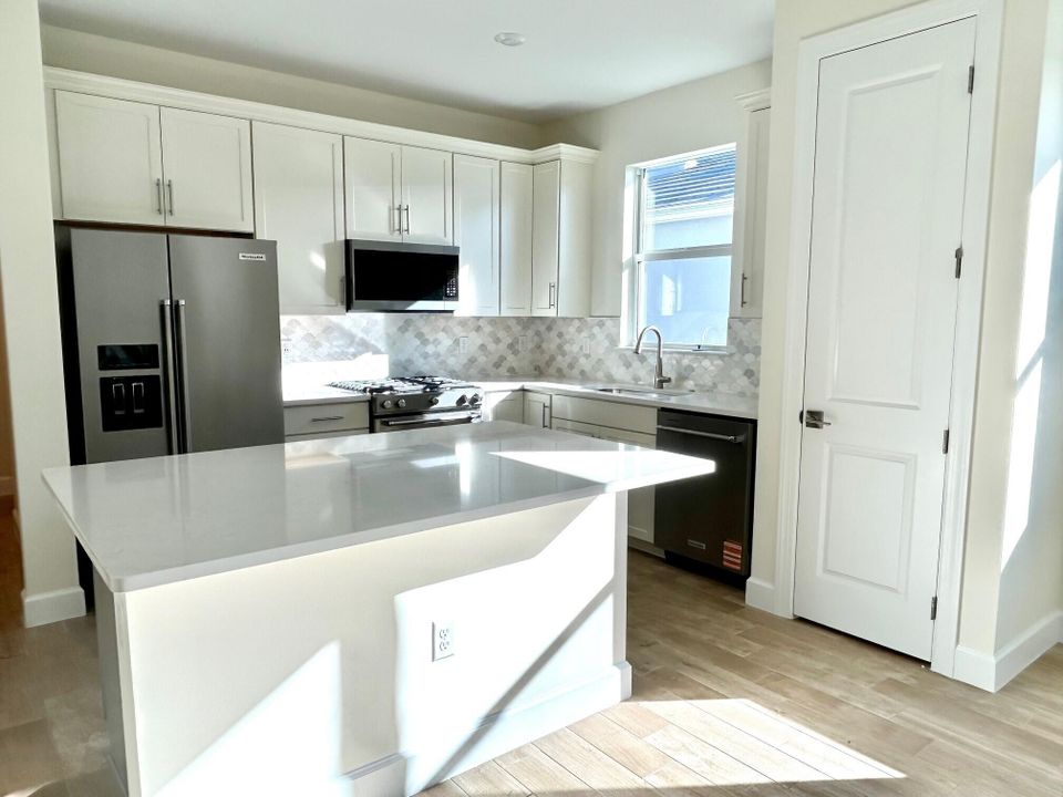 Activo con contrato: $398,015 (2 camas, 2 baños, 1321 Pies cuadrados)