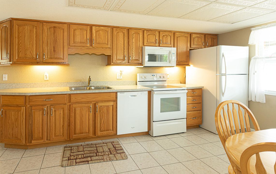 Active With Contract: $450,000 (3 beds, 3 baths, 1206 Square Feet)