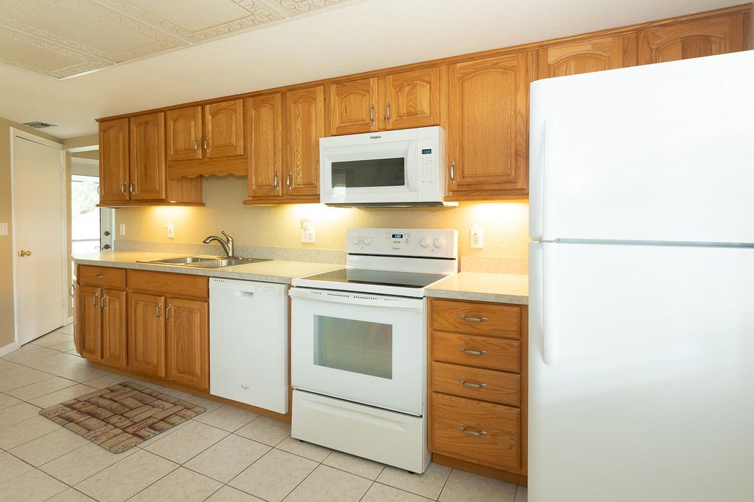 Active With Contract: $450,000 (3 beds, 3 baths, 1206 Square Feet)