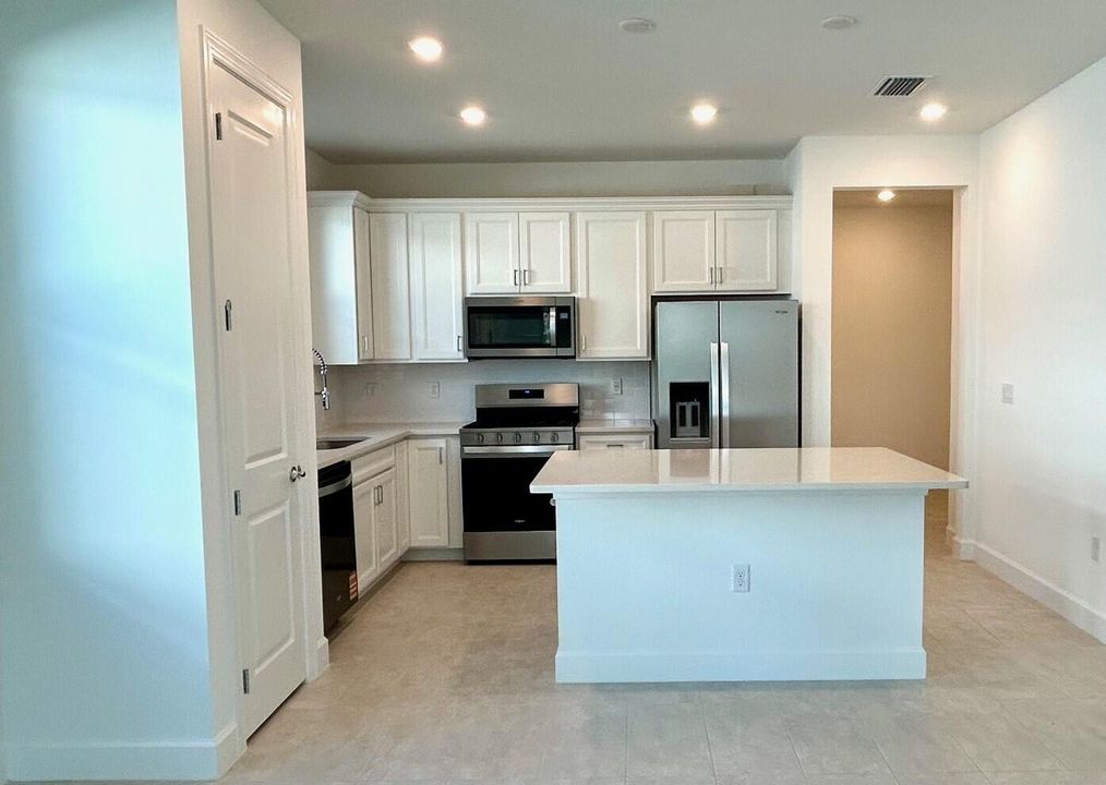 Под контрактом: $398,075 (2 спален, 2 ванн, 1321 Квадратных фут)