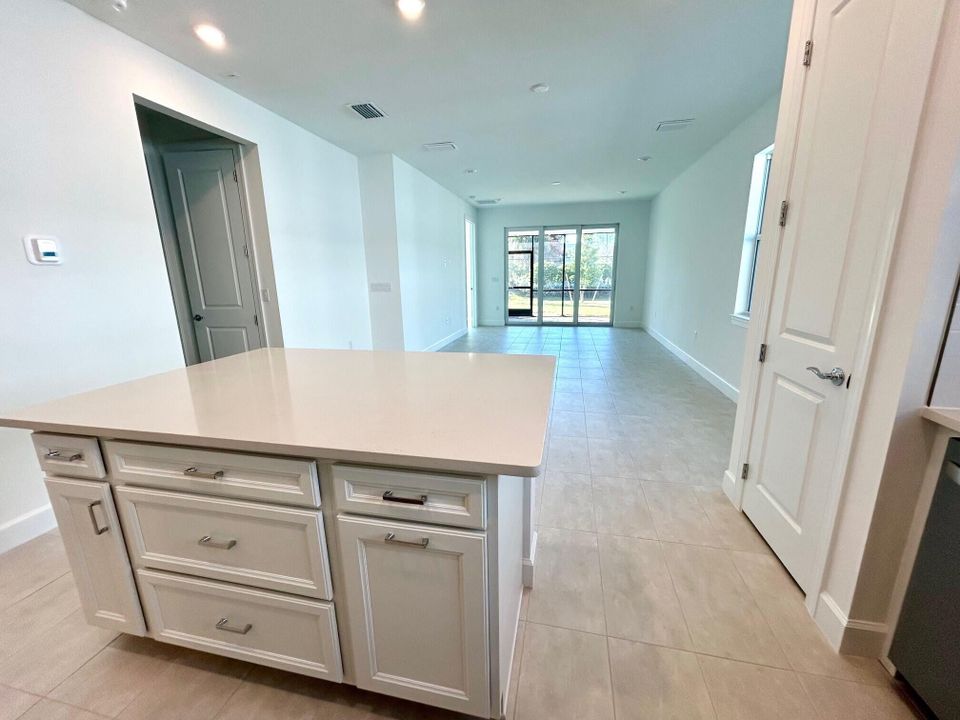 Под контрактом: $398,075 (2 спален, 2 ванн, 1321 Квадратных фут)