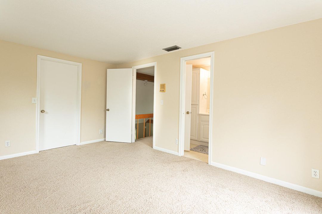 Active With Contract: $450,000 (3 beds, 3 baths, 1206 Square Feet)