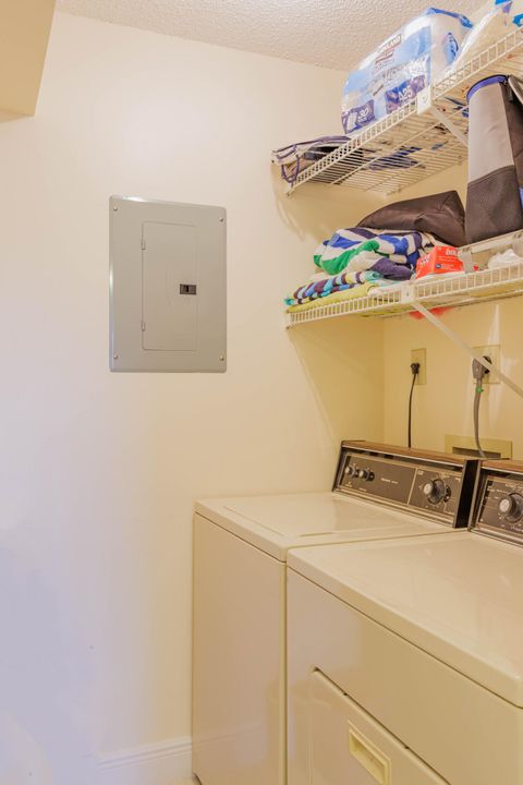 На продажу: $215,000 (2 спален, 2 ванн, 1045 Квадратных фут)