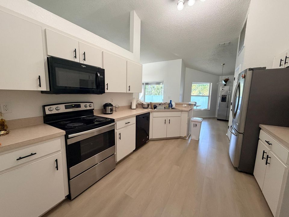 For Sale: $370,000 (4 beds, 2 baths, 1901 Square Feet)