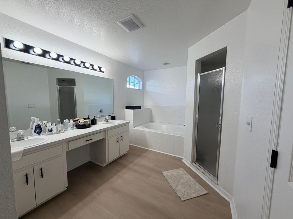 For Sale: $370,000 (4 beds, 2 baths, 1901 Square Feet)